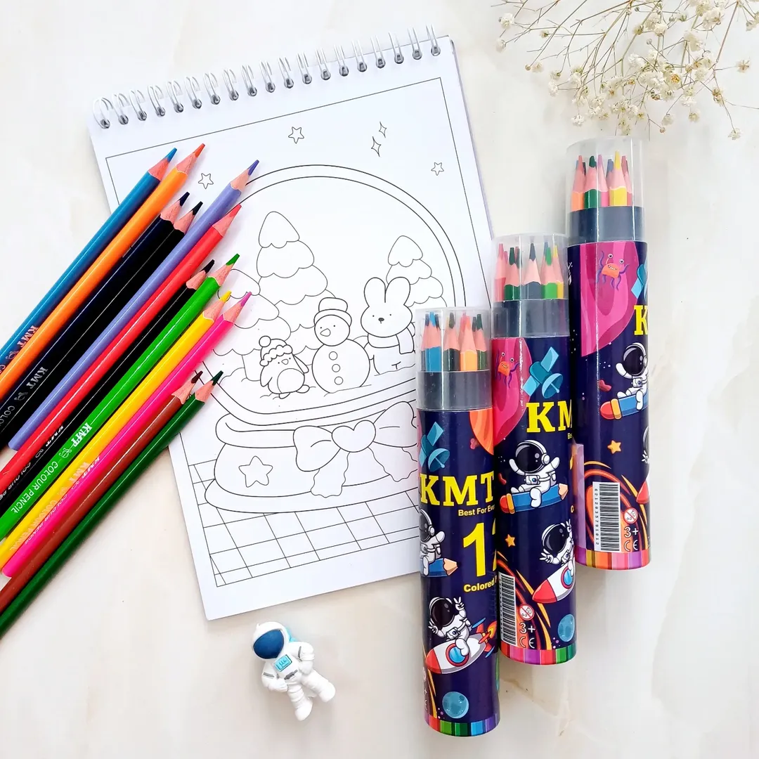 مدادرنگی لوله ای 12 رنگ با کیفیت از برند kmt ، مداد رنگی استوانه ای 12 عددی کی ام تی پررنگ طرح فضانورد و پری دریایی