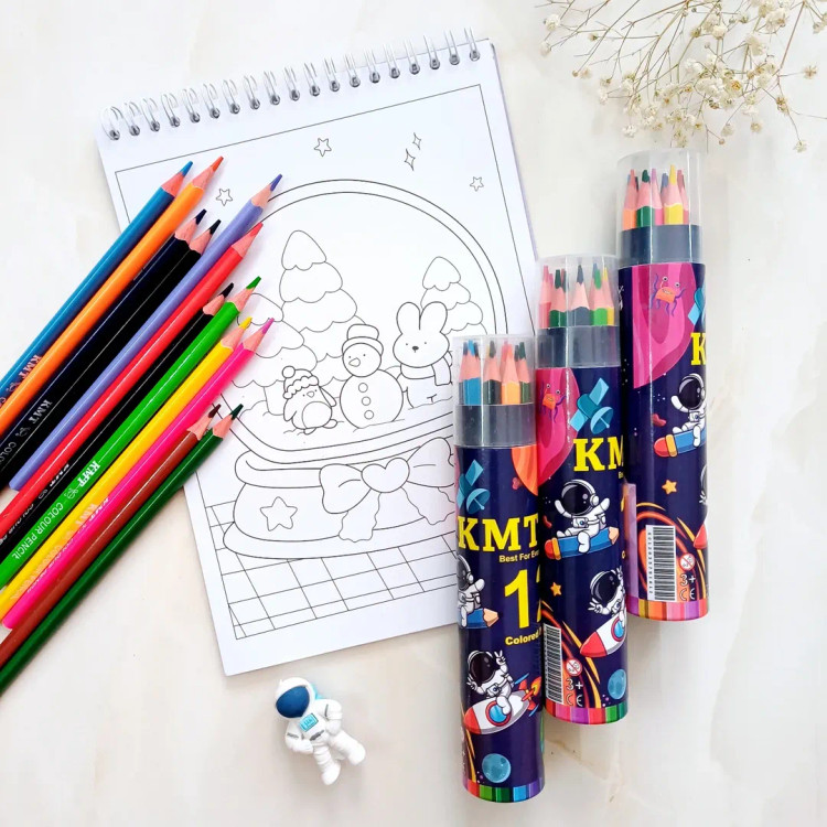 مدادرنگی لوله ای 12 رنگ با کیفیت از برند kmt ، مداد رنگی استوانه ای 12 عددی کی ام تی پررنگ طرح فضانورد و پری دریایی