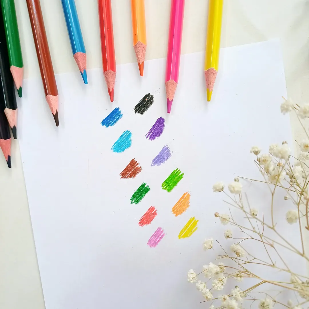 مداد رنگی استوانه ای لوله ای 12 رنگی با کیفیت از برند kmt