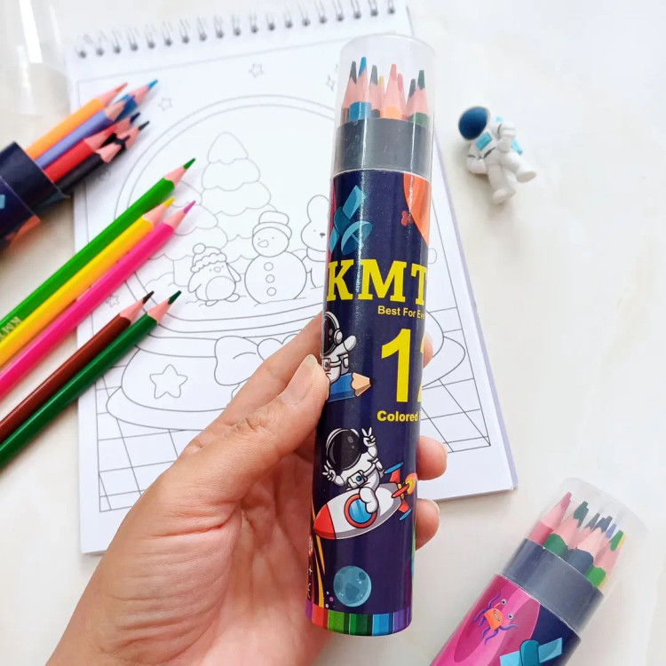 مدادرنگی لوله ای 12 رنگ با کیفیت از برند kmt ، مداد رنگی استوانه ای 12 عددی کی ام تی پررنگ طرح فضانورد و پری دریایی