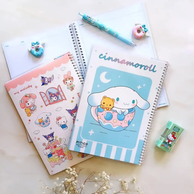 دفتر مشق مجلد فنردار ۶۰ برگ طرح ملودی و کرومی استیکر دار از برند پیتیکو دفتر فنری کرومی همراه با استیکر فانتزی