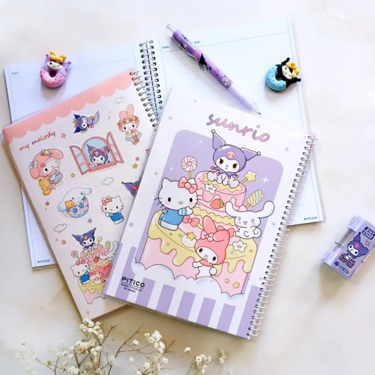 دفتر مشق مجلد فنردار ۶۰ برگ طرح ملودی و کرومی استیکر دار از برند پیتیکو دفتر فنری کرومی همراه با استیکر فانتزی