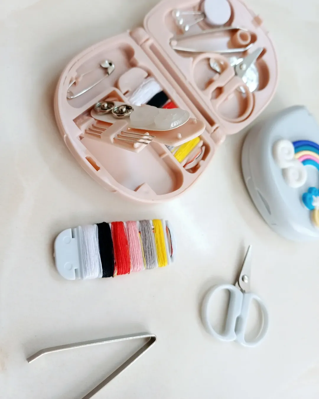 کیت خیاطی جیبی کیفی مسافرتی ، ست سوزن نخ قیچی سنجاق قفلی کوچک