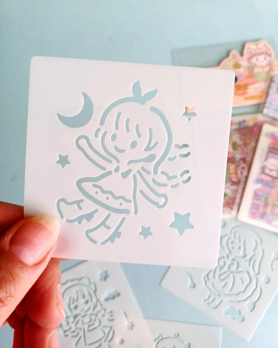 پک استیکر شفاف برش خورده ضد آب به همراه شابلون مدل دختر 4 ورق استیکر و 4 ورق شابلون پلاستیکی