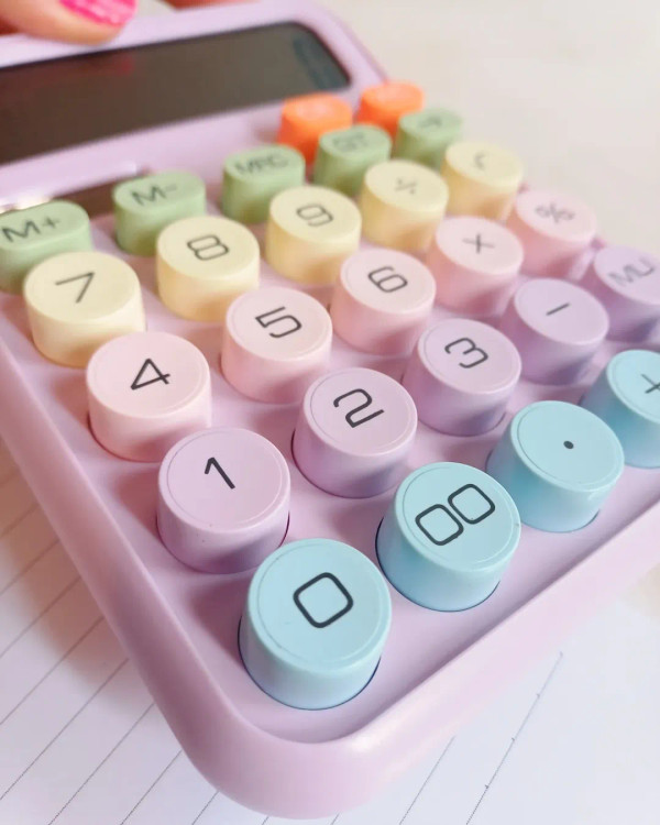 ماشین حساب دکمه رنگی برجسته کیبوردی از برند دگسین DEXIN 818