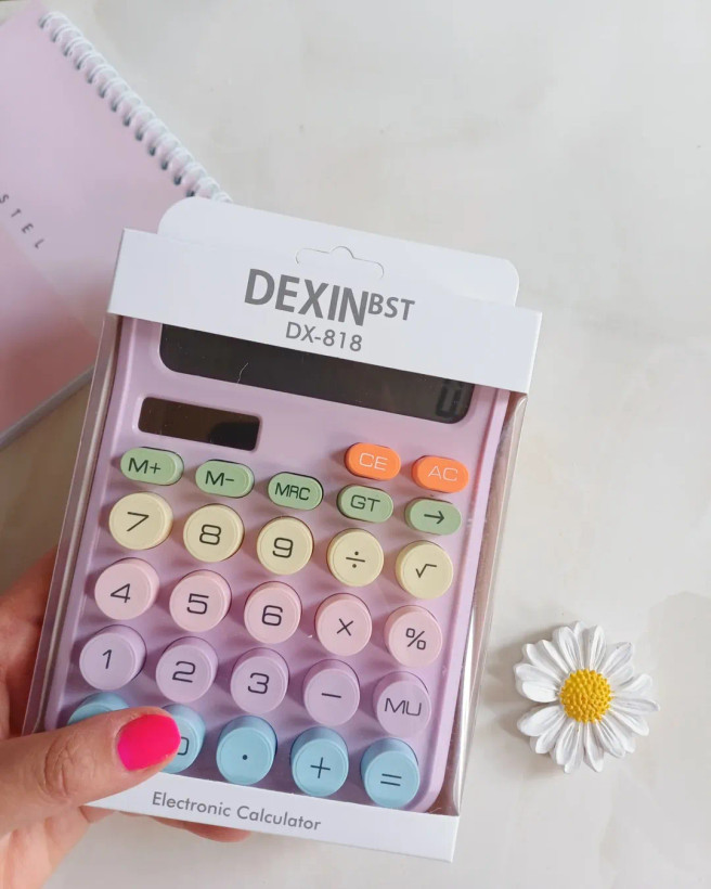ماشین حساب دکمه رنگی برجسته کیبوردی از برند دکسین ۸۱۸ دگزین DEXIN 818